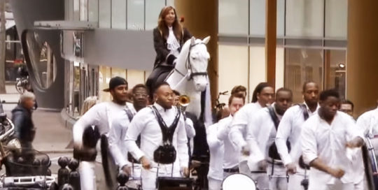 Caribische Brassband Fidelinas bij het tv programma Janzen & van Dijk