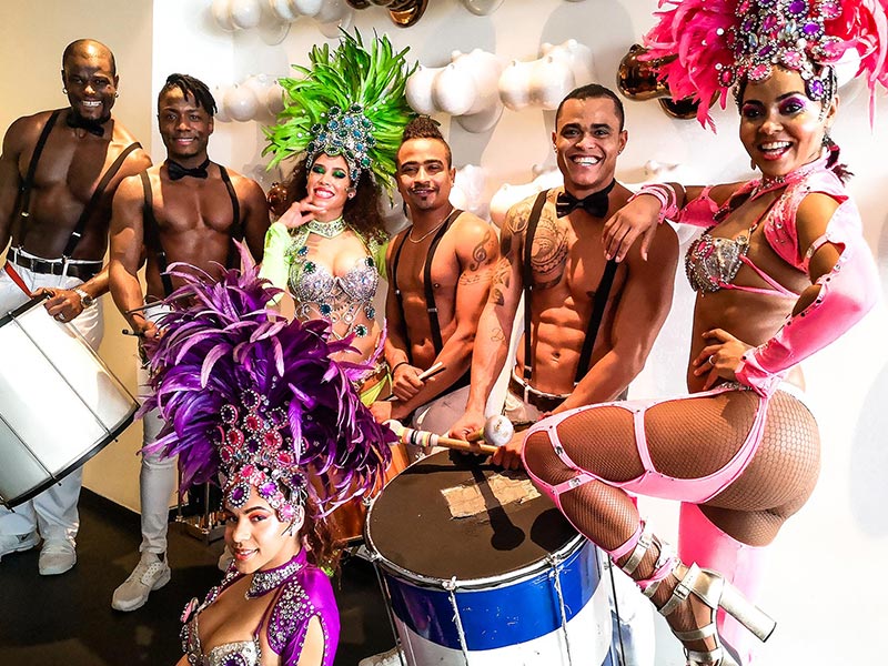 Braziliaanse batucadaband met samba danseressen op uw evenement